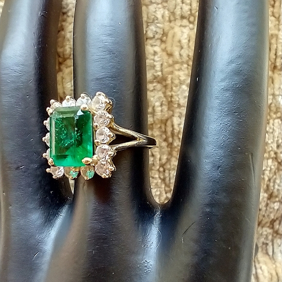 Gold Ring 14k Solid Gold/14 CZ stones surrounding Emerald Lab Created Ctr Stone - Picture 4 of 16